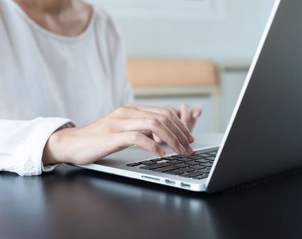 Main féminine sur un clavier d'ordinateur 