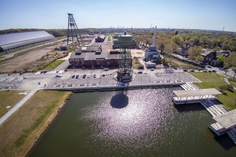 Lagerhallen an Wasser Dronenperspektive