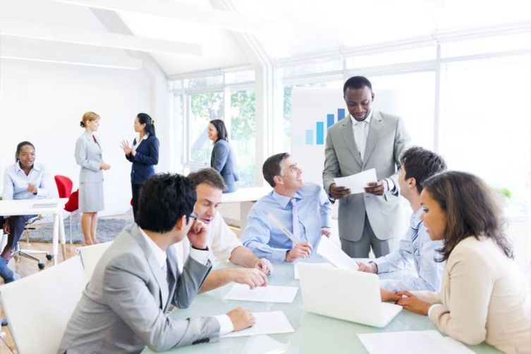 Team-Besprechung in Büro