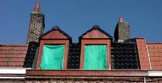 Façade d'une maison avec des lucarnes