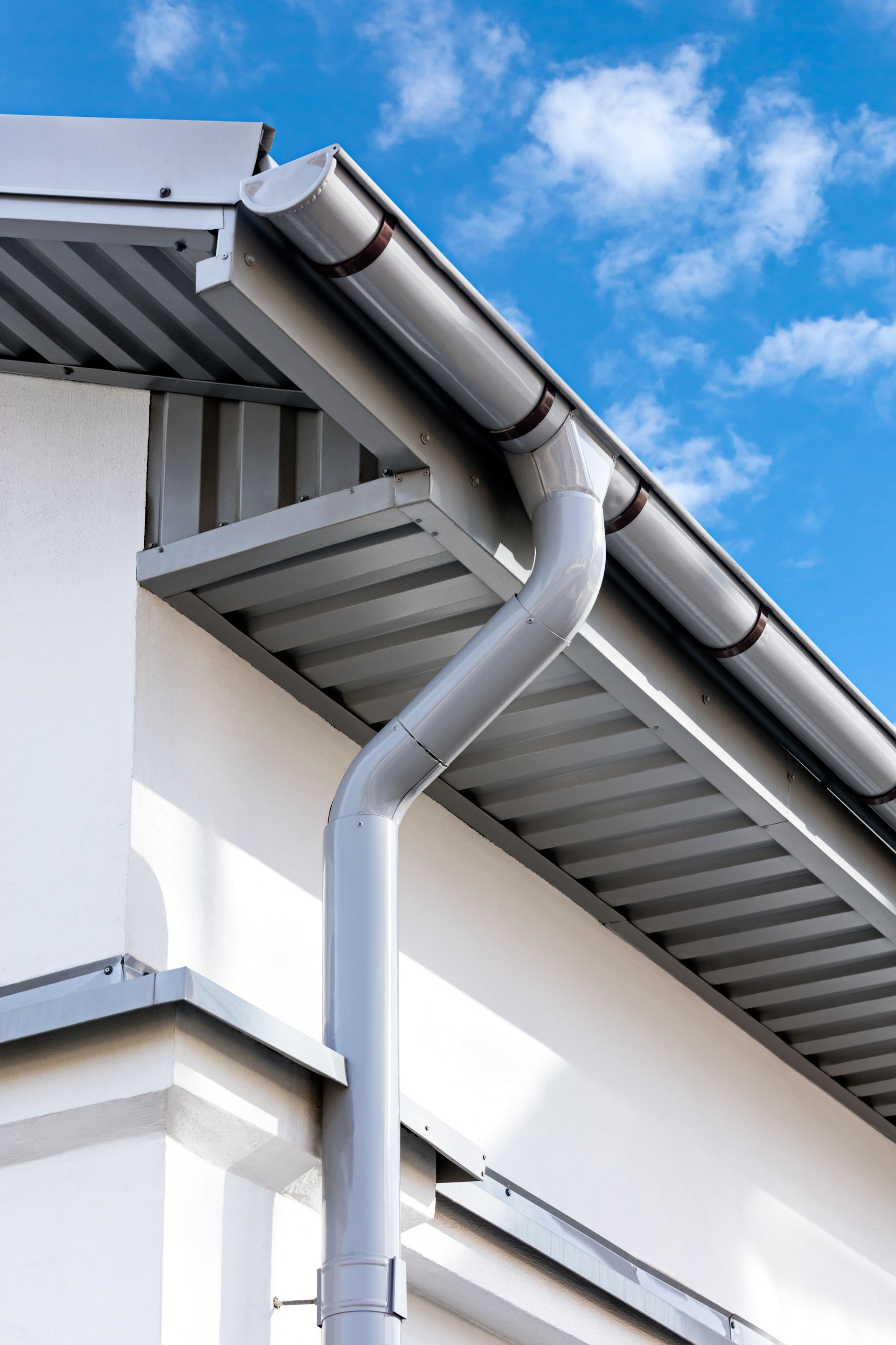 Focus sur une toiture avec une gouttière en PVC