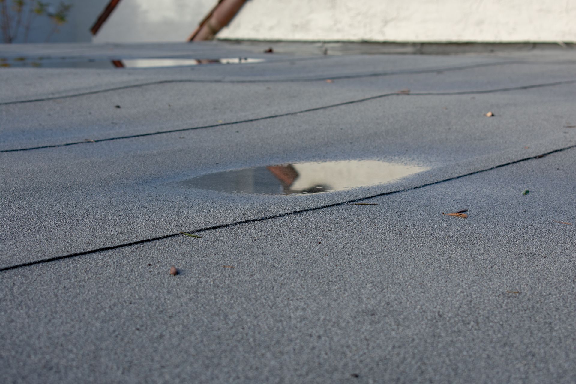 Accumulation d'eau de pluie sur un toit
