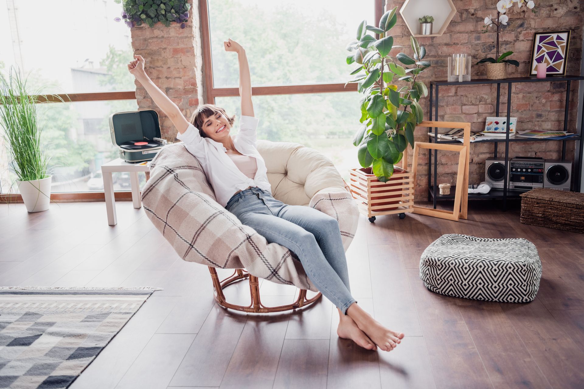 Femme se relaxant dans un fauteuil