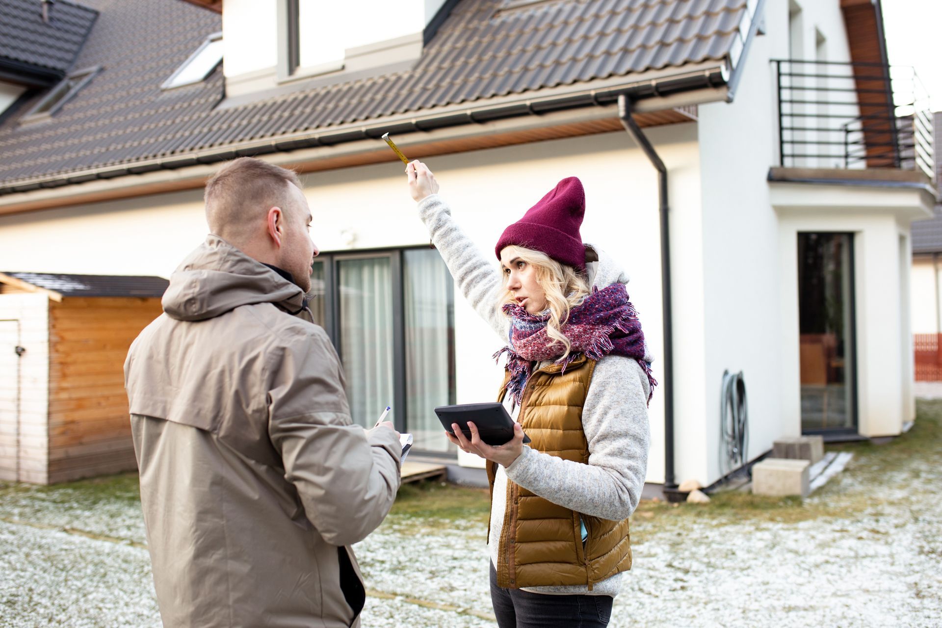Une femme et un homme discutent à propos de la couverture de la maison