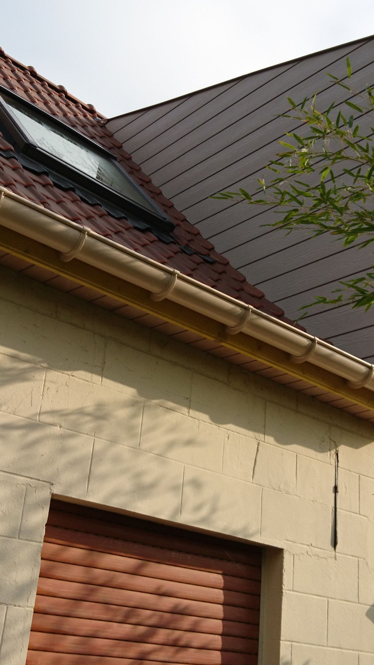 Fenêtre de toit et gouttière en premier plan.