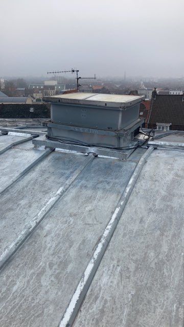 Entourage en zinc sur un toit.