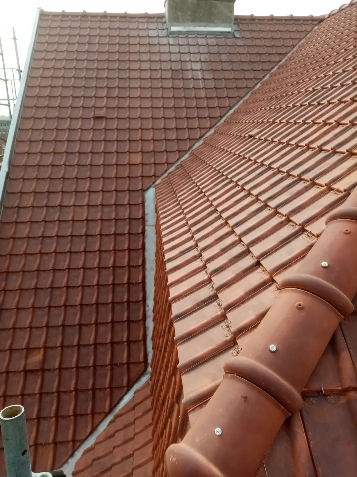 Toiture en deux parties.