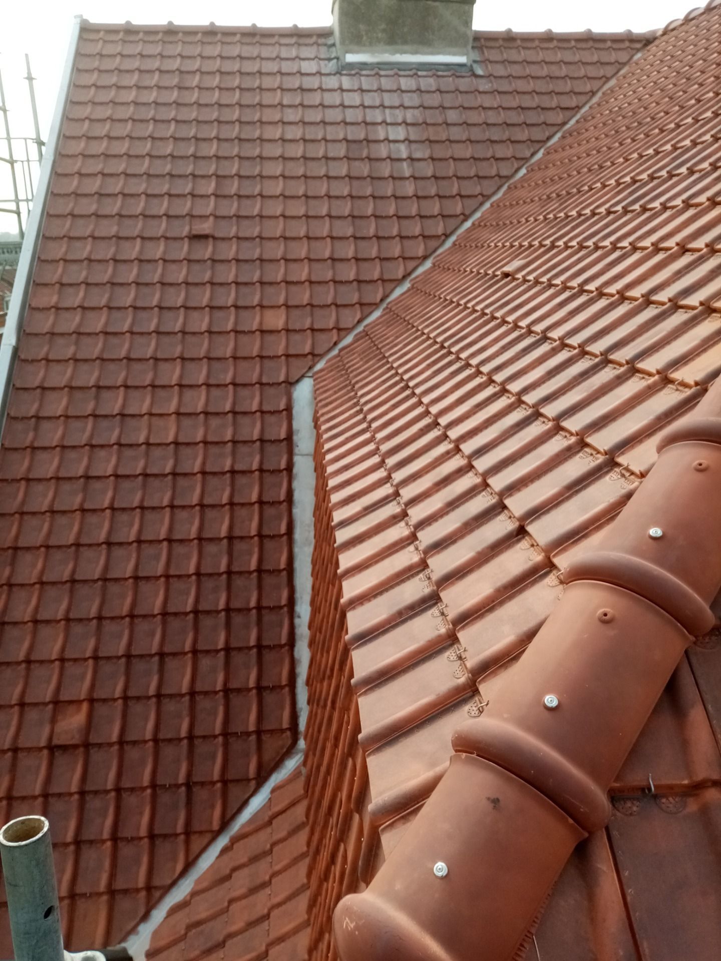 Plusieurs plans de toiture.