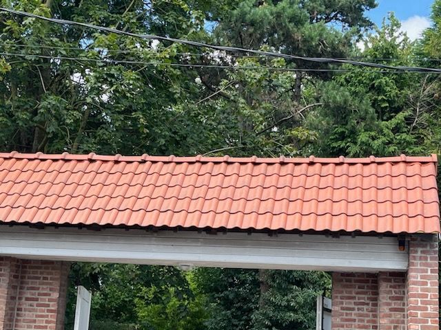 Petite toiture en tuiles.