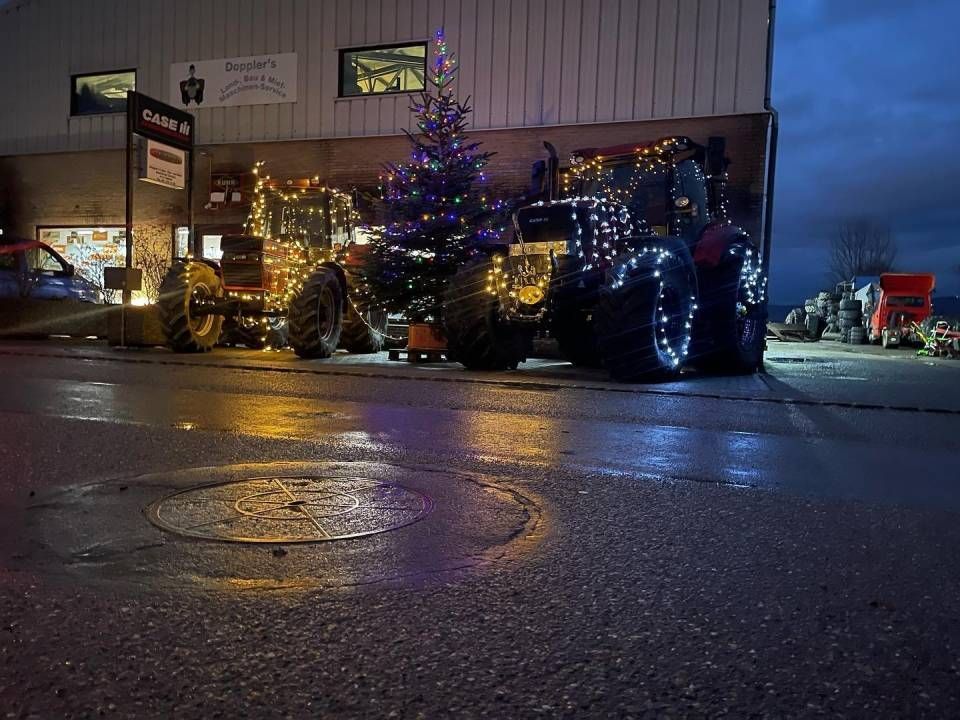 Festlich beleuchtete Ladenfront mit Weihnachtsbaum und leuchtenden Dekorationen bei Nacht