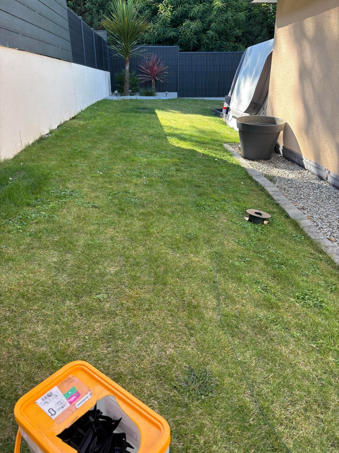 Un jardin et un robot tondeuse.