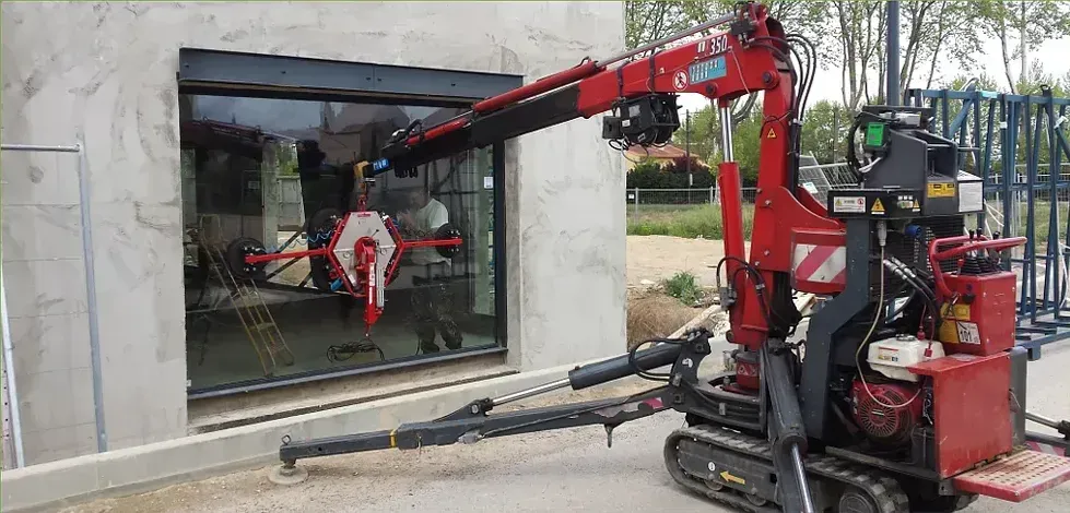 Entreprise AVM Miroiterie utilisant un engin pour la pose de miroiterie