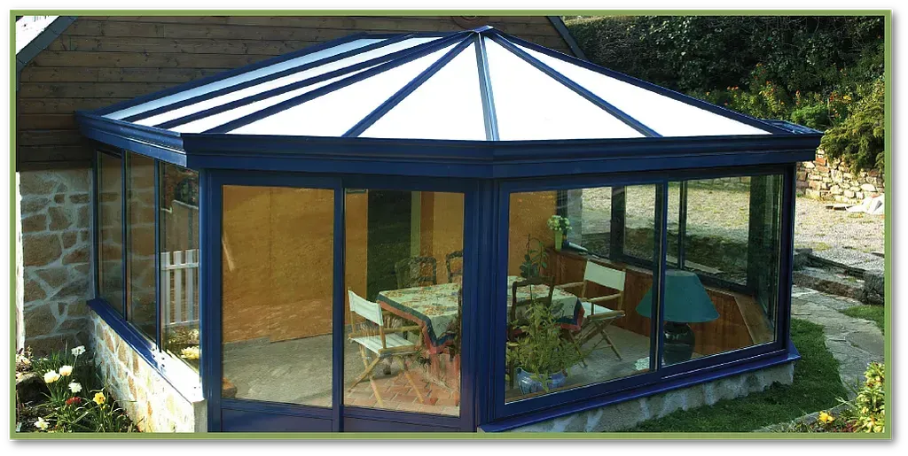 Véranda en chapiteau bleu