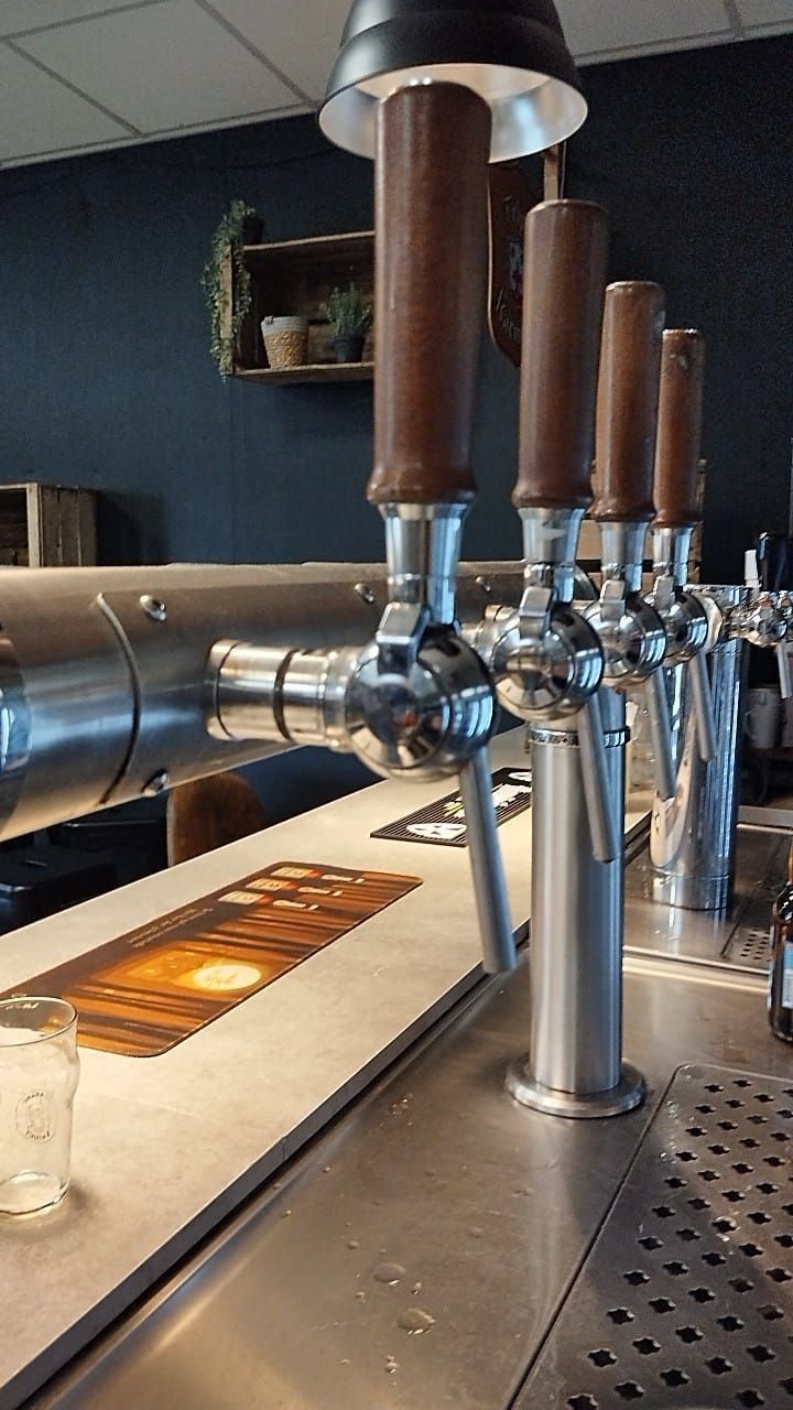 Une rangée de robinets à bière