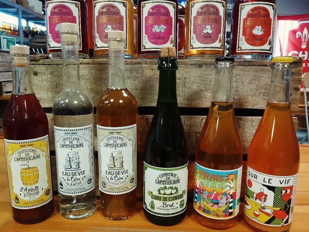 Des bouteilles de sauces ou de boissons assorties
