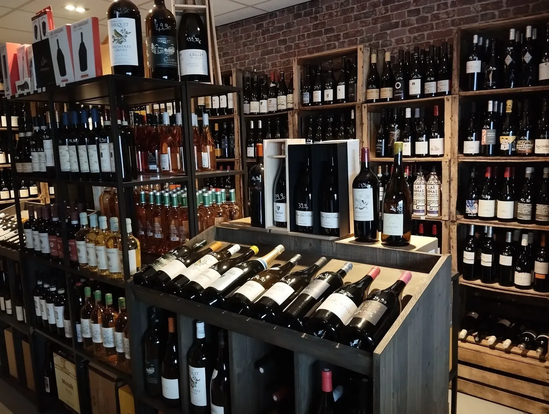 Des bouteilles de vin exposées sur des étagères