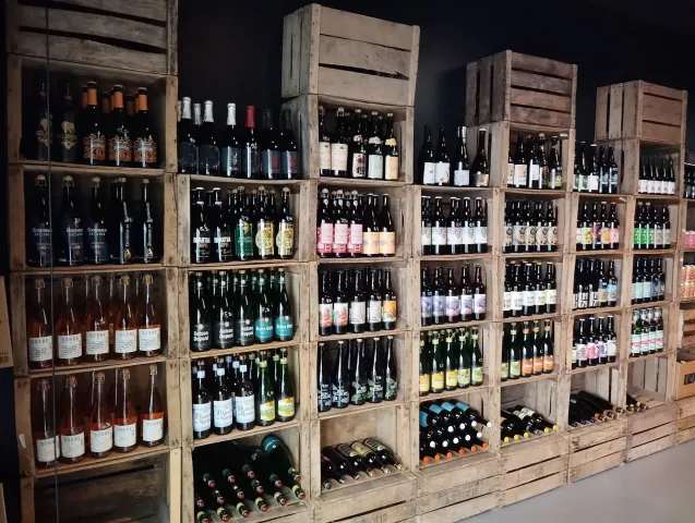 Des rangées de bouteilles de vin 