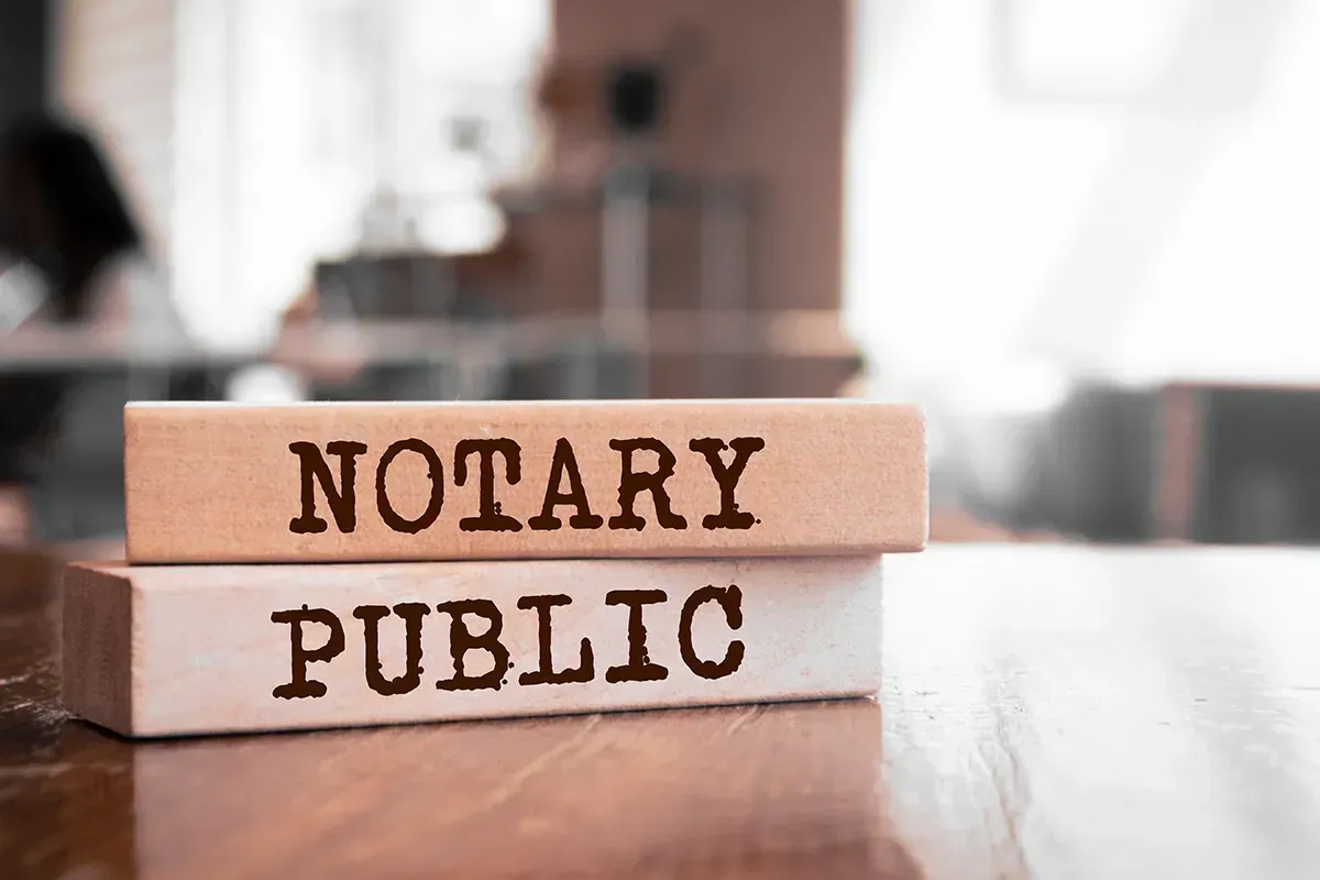 Ein Stapel Holzklötze mit der Aufschrift „Notar“.