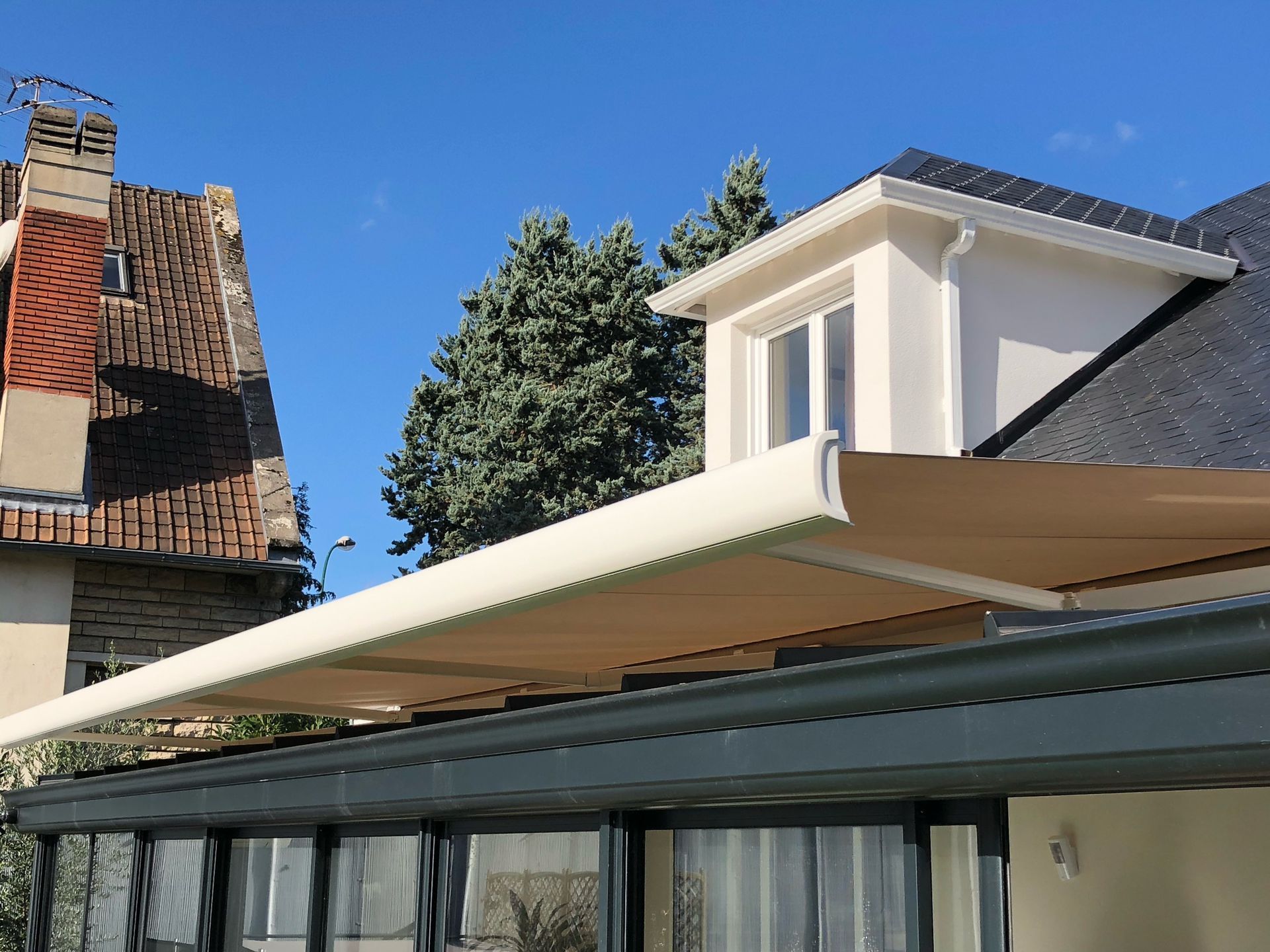 Pose d'un store à banne par l'entreprise