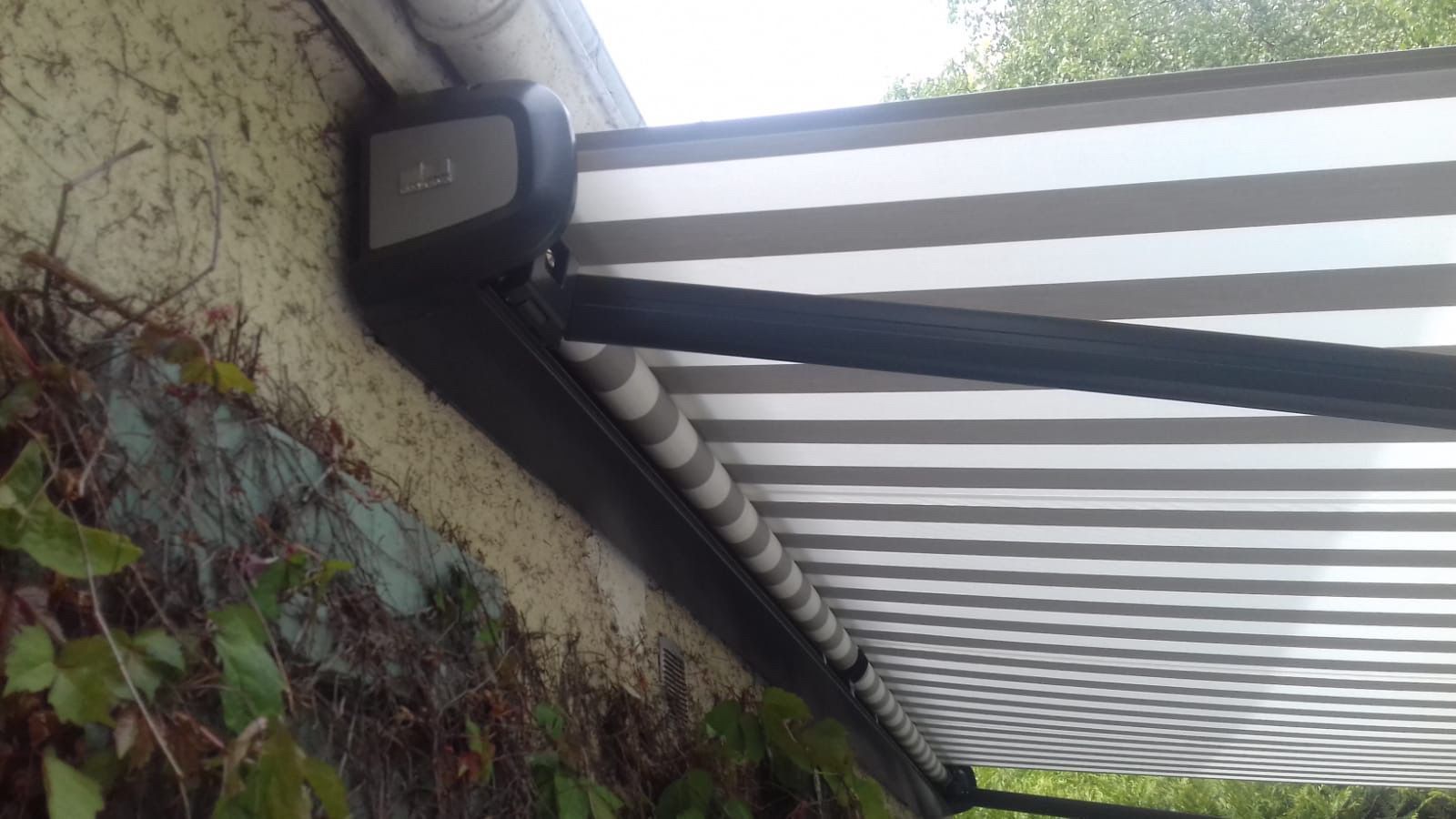 Store à banne à rayures noires et blanches en gros plan