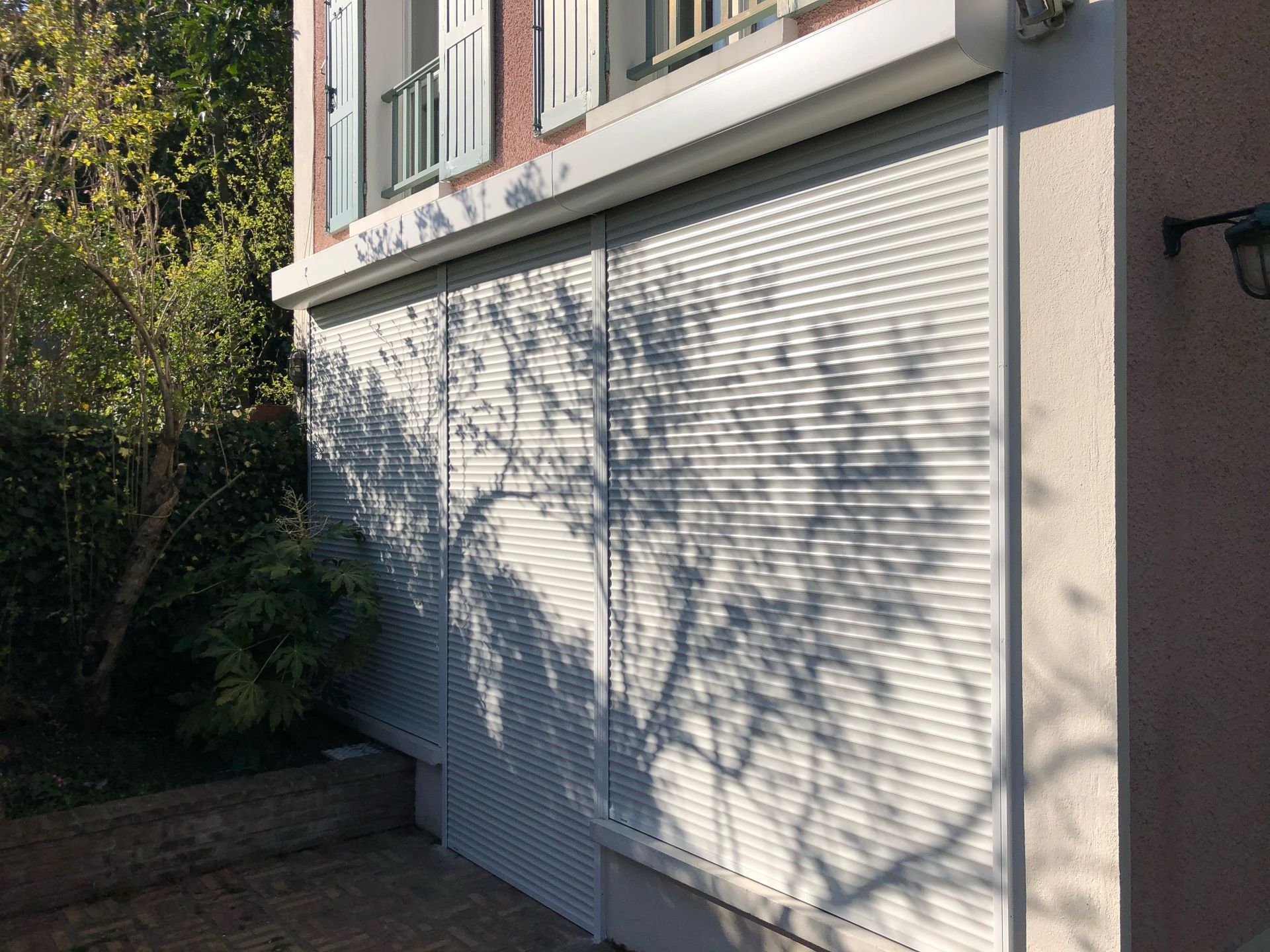 Installation de nouveaux stores extérieurs blancs