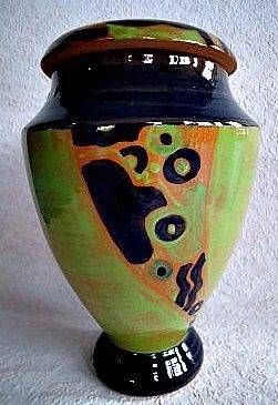 Bunte, dekorative Keramikvase mit abstrakten Mustern in Schwarz, Grün, Orange und Blau