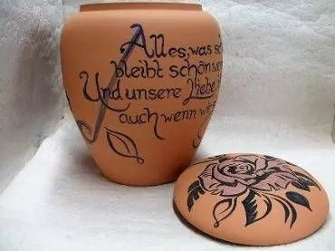 Verzierter Terrakottatopf und passender Deckel mit schwarzem Blumenmuster und handgeschriebenem deutschen Text