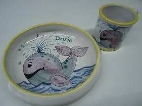 Schale und passender Becher mit Walmotiv und gelbem Rand, auf dem der Name „Dario“ steht