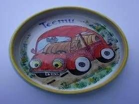 Dekorativer Teller mit einem roten Cartoon-Truck und dem Wort „Teemi“ auf weissem Hintergrund