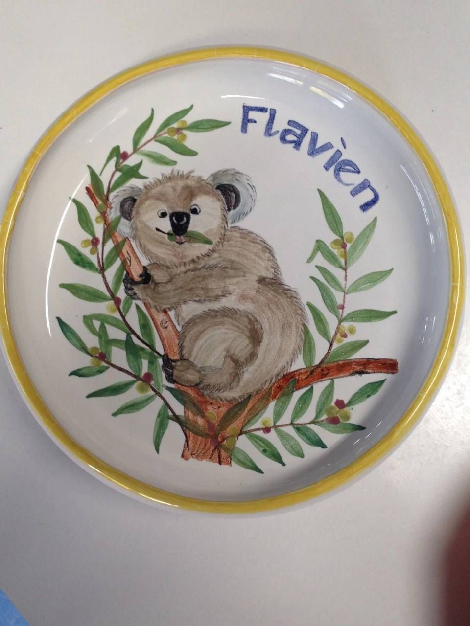 Keramikteller mit einem Koala, belaubten Zweigen und dem Namen „Flavien“ in blauer Schrift