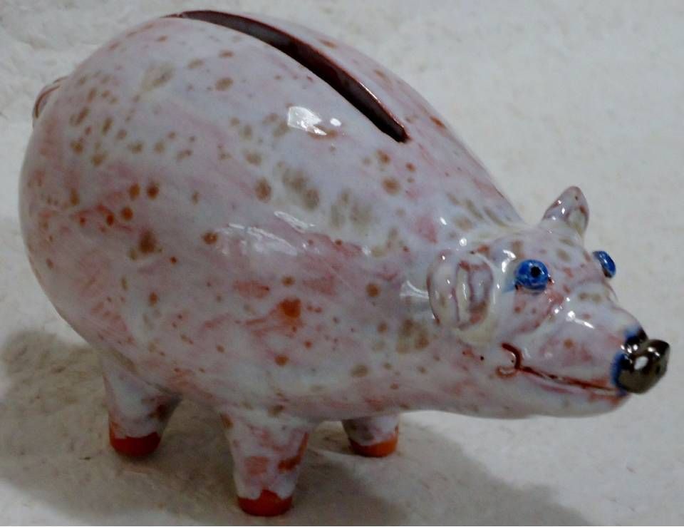 Rosa gesprenkeltes Keramik-Sparschwein mit blauen Augen und einem Münzschlitz oben drauf
