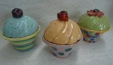 Drei verzierte Keramik-Dessertschalen mit gewölbten Deckeln in Blau, Beige und Grün.