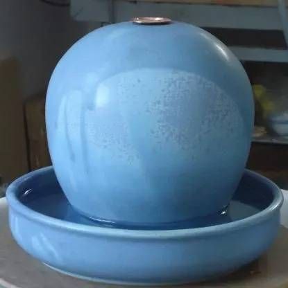 Blauer Keramikspender mit Deckel in einer passenden flachen Schale