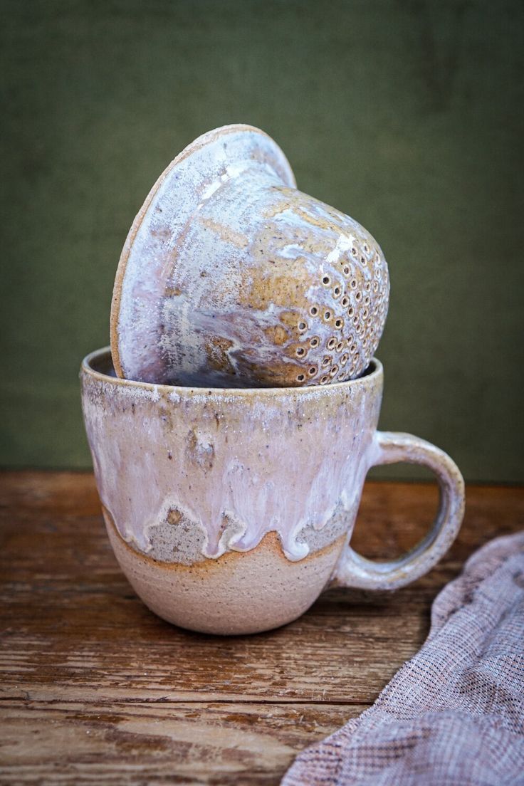 Schneemannförmige Teetasse mit grünem Henkel und roten Akzenten auf einem festlichen Tisch