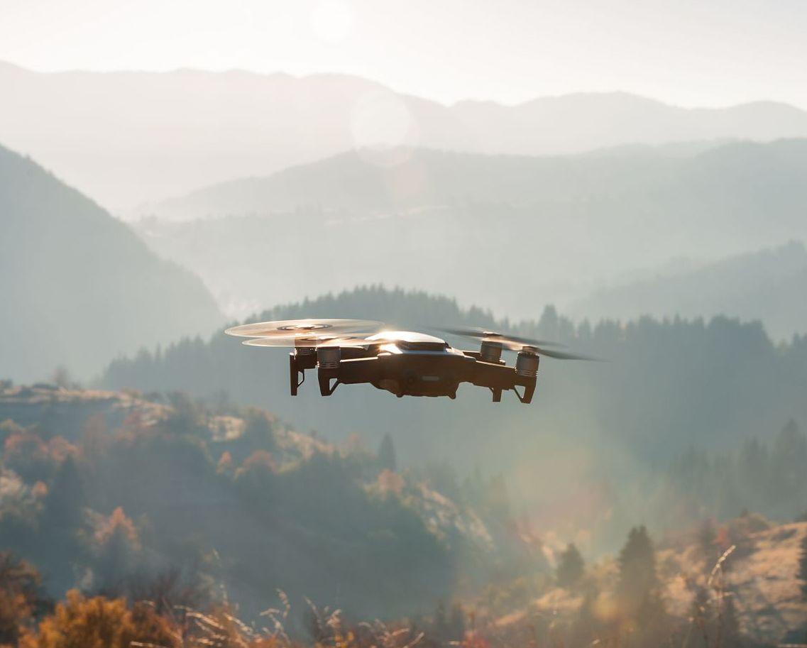 Un drone survolant la nature.