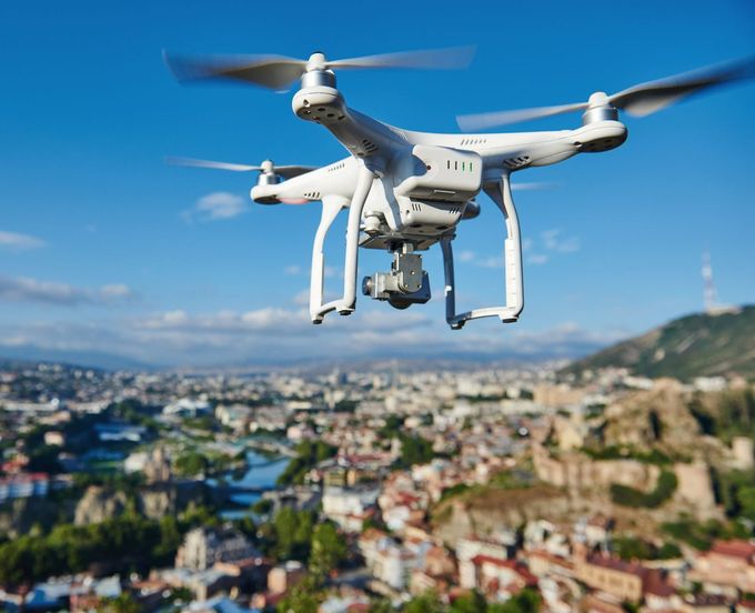 Un drone survole une agglomération.