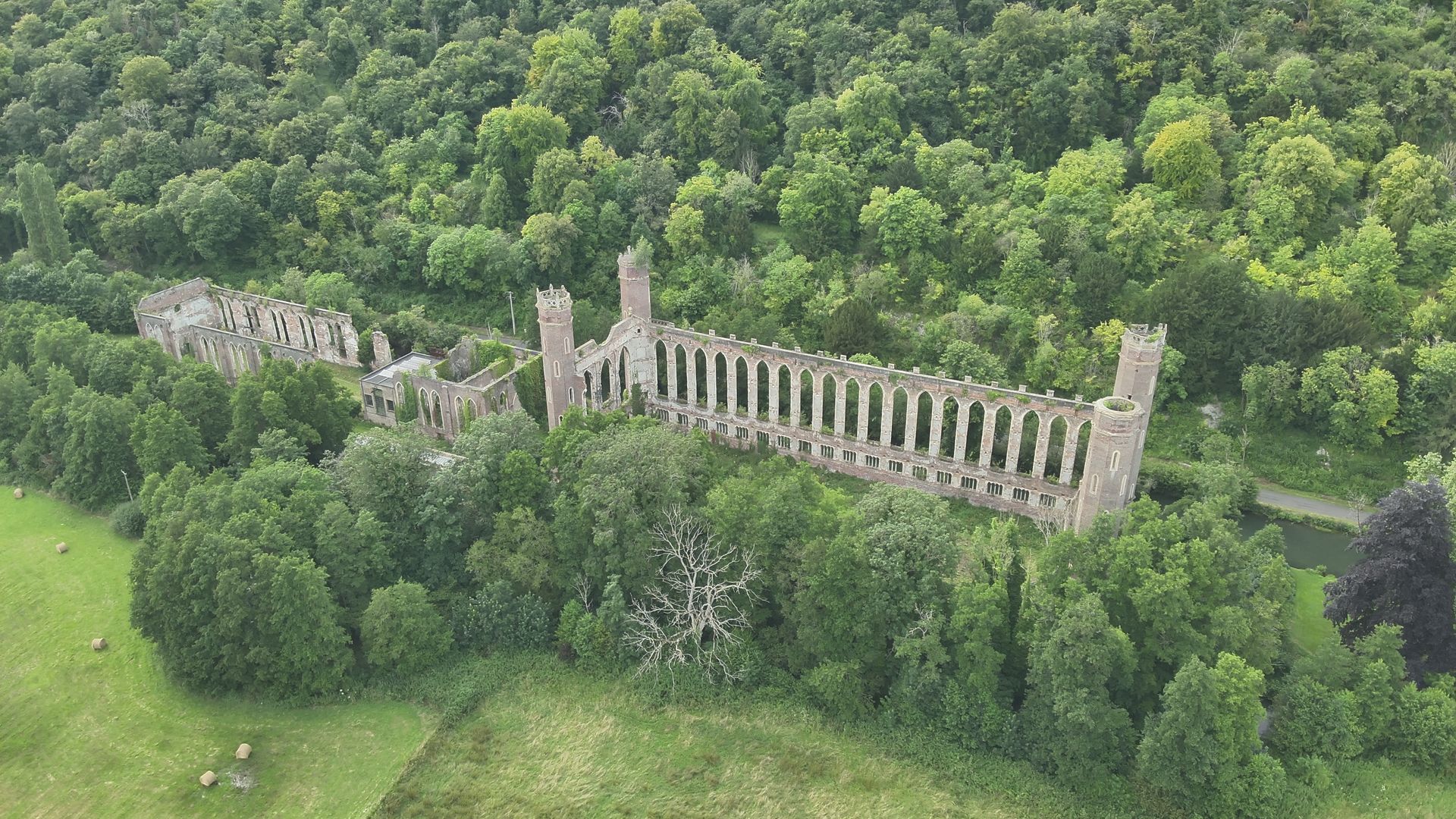 La vue aérienne d'un bâtiment historique.