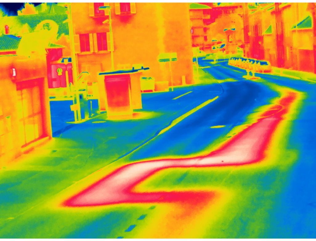 La photo thermique d'une rue.