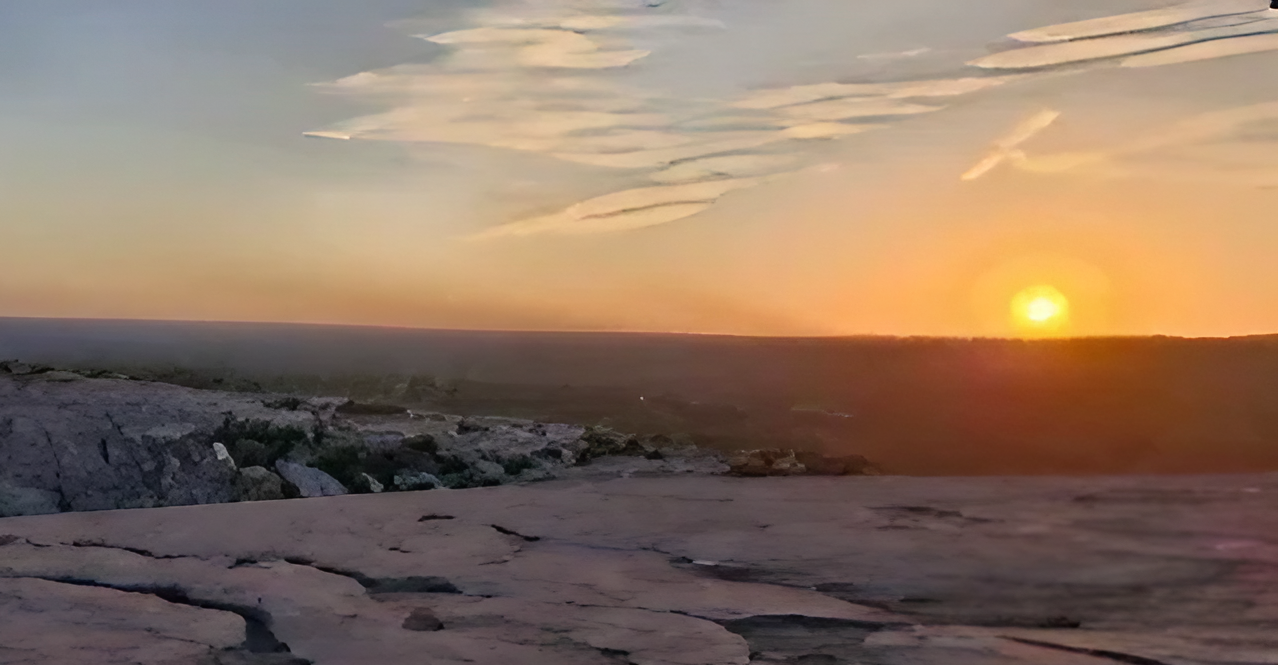 Un paysage et un coucher de soleil.