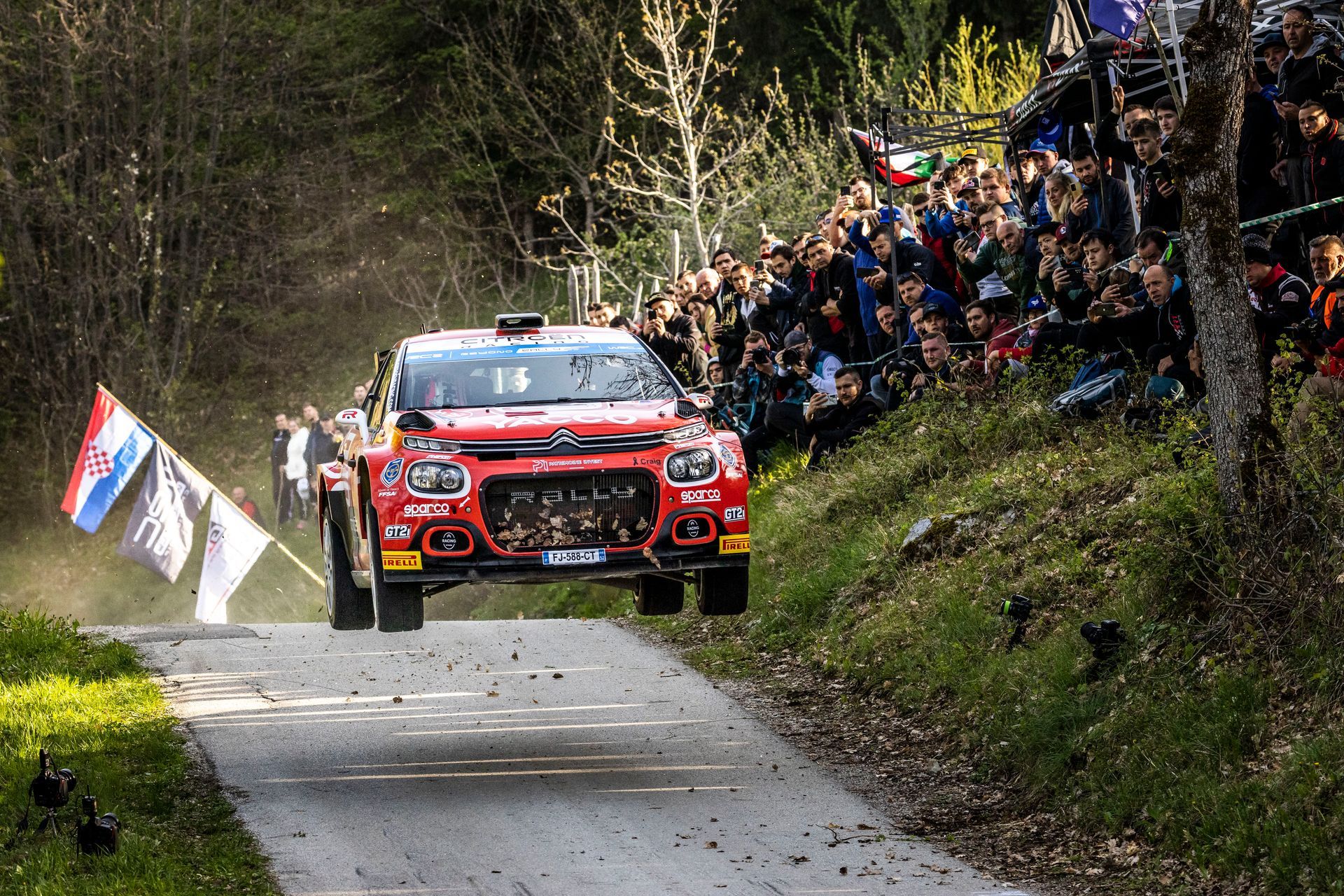 Une voiture de course rouge.