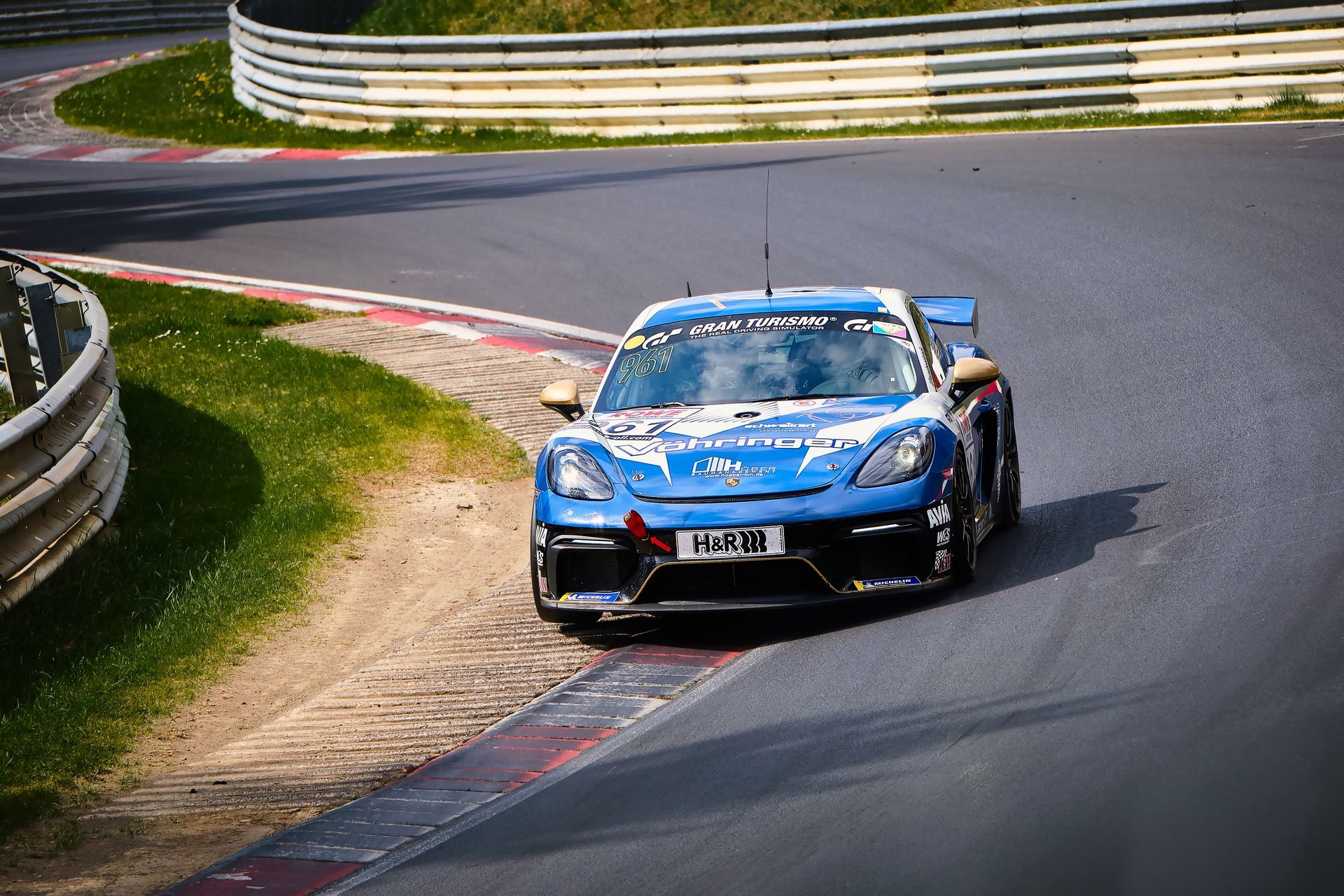 Une voiture bleue sur un circuit.