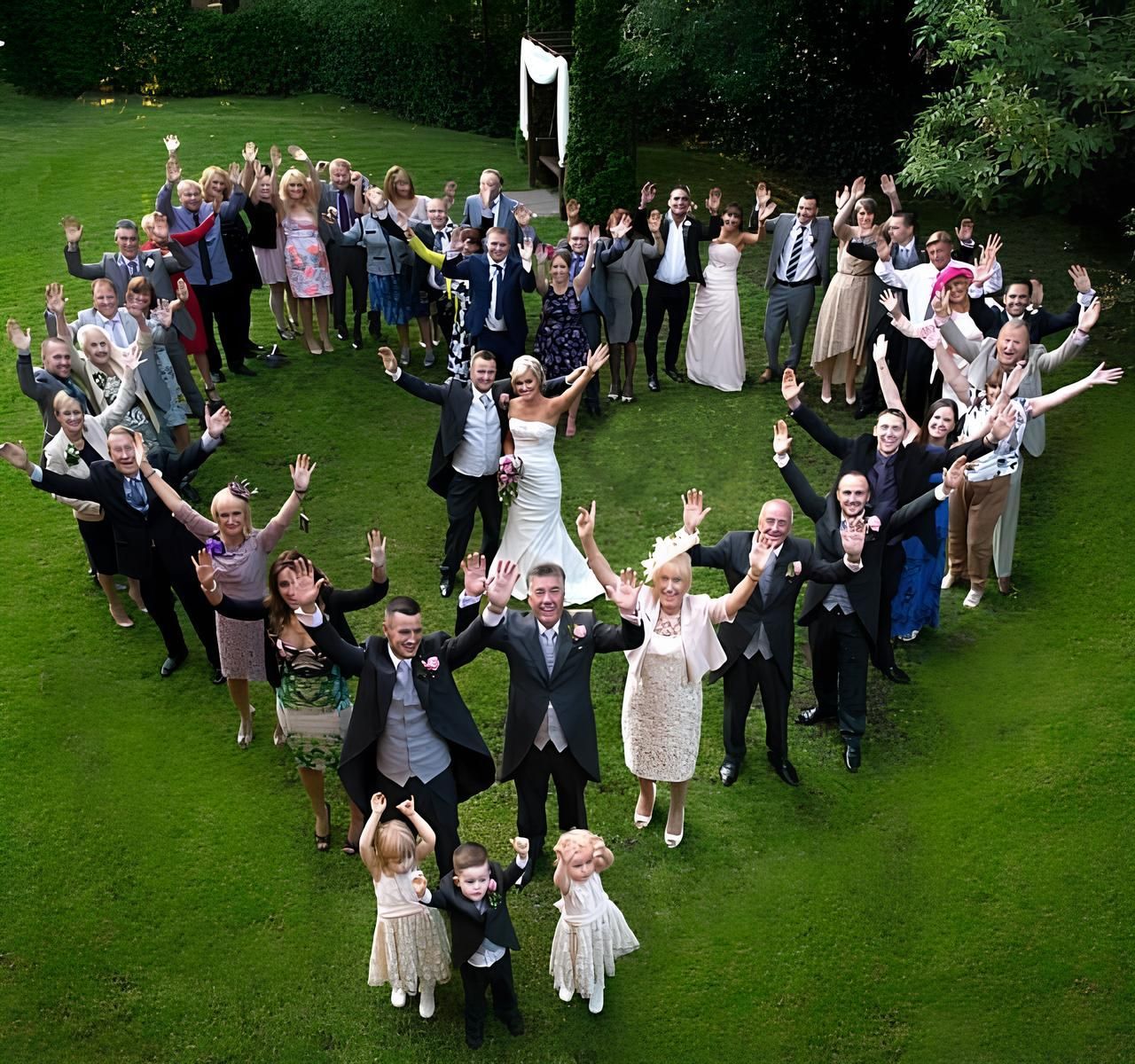 Une voiture de course bleue.