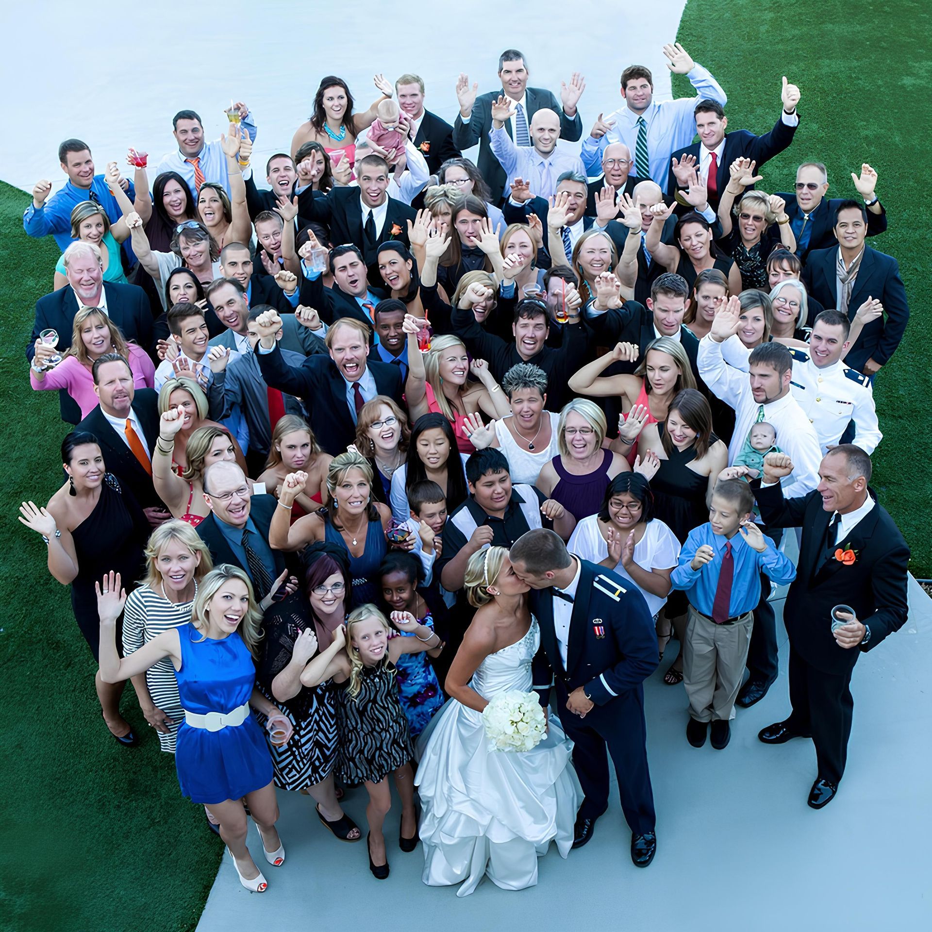 Un groupe d'invités à un mariage.