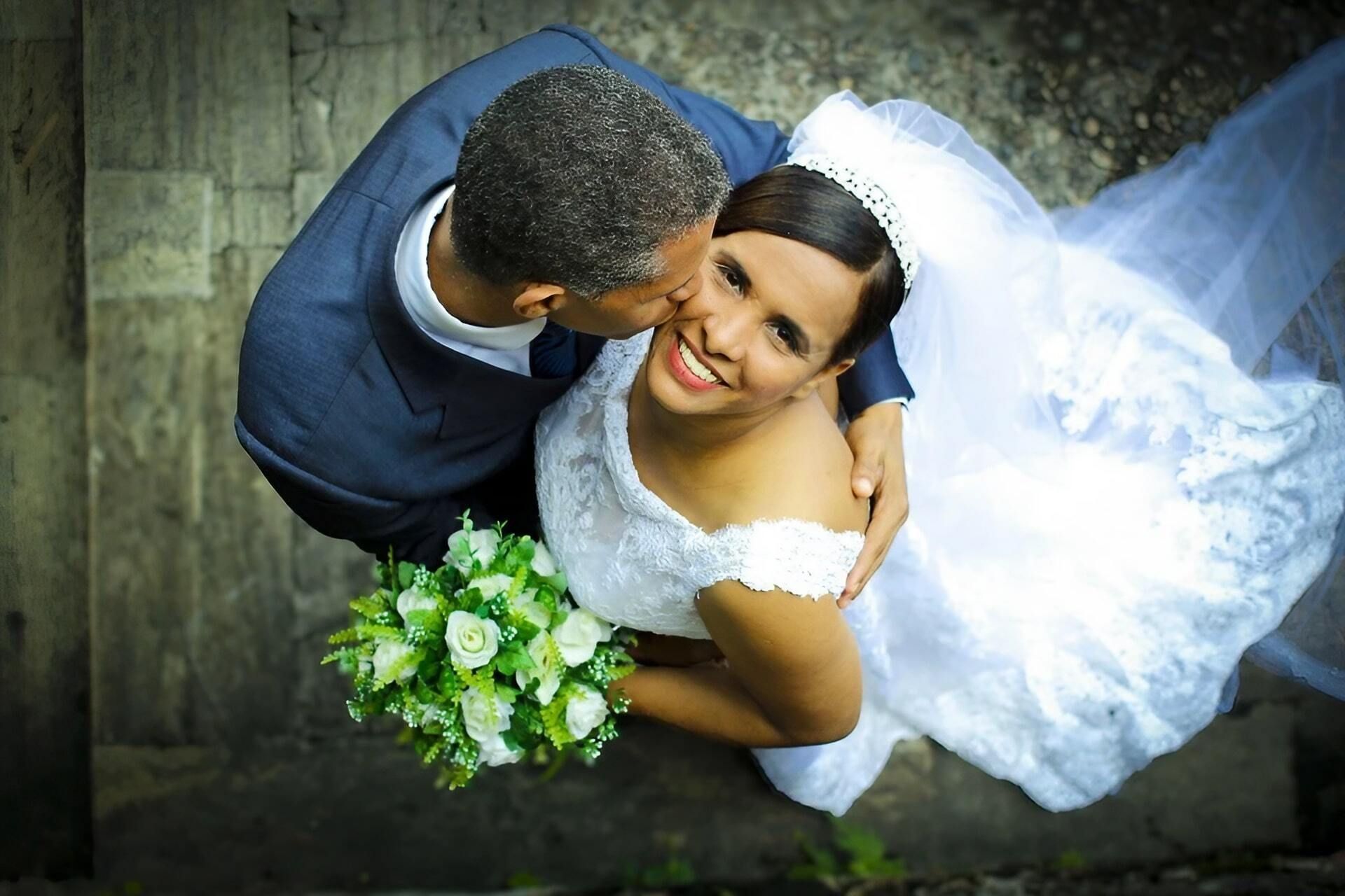 Une mariée souriante.