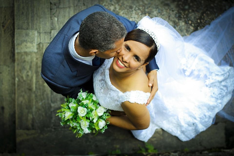 Un couple de jeunes mariés.