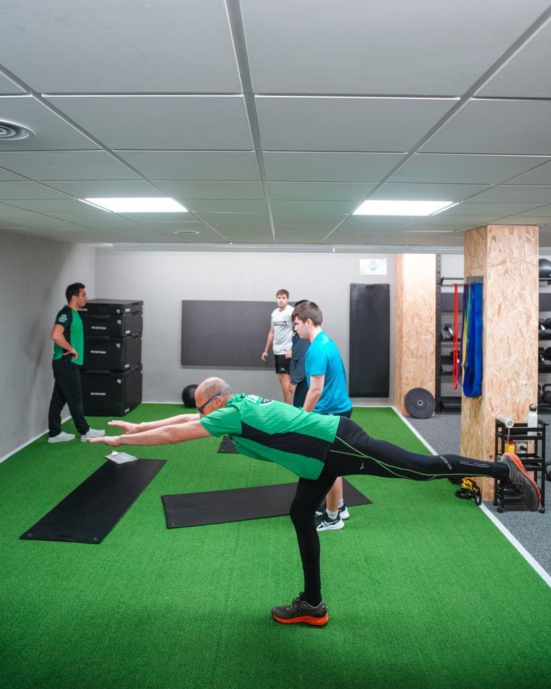 Un grupo de personas está haciendo ejercicios en un gimnasio.