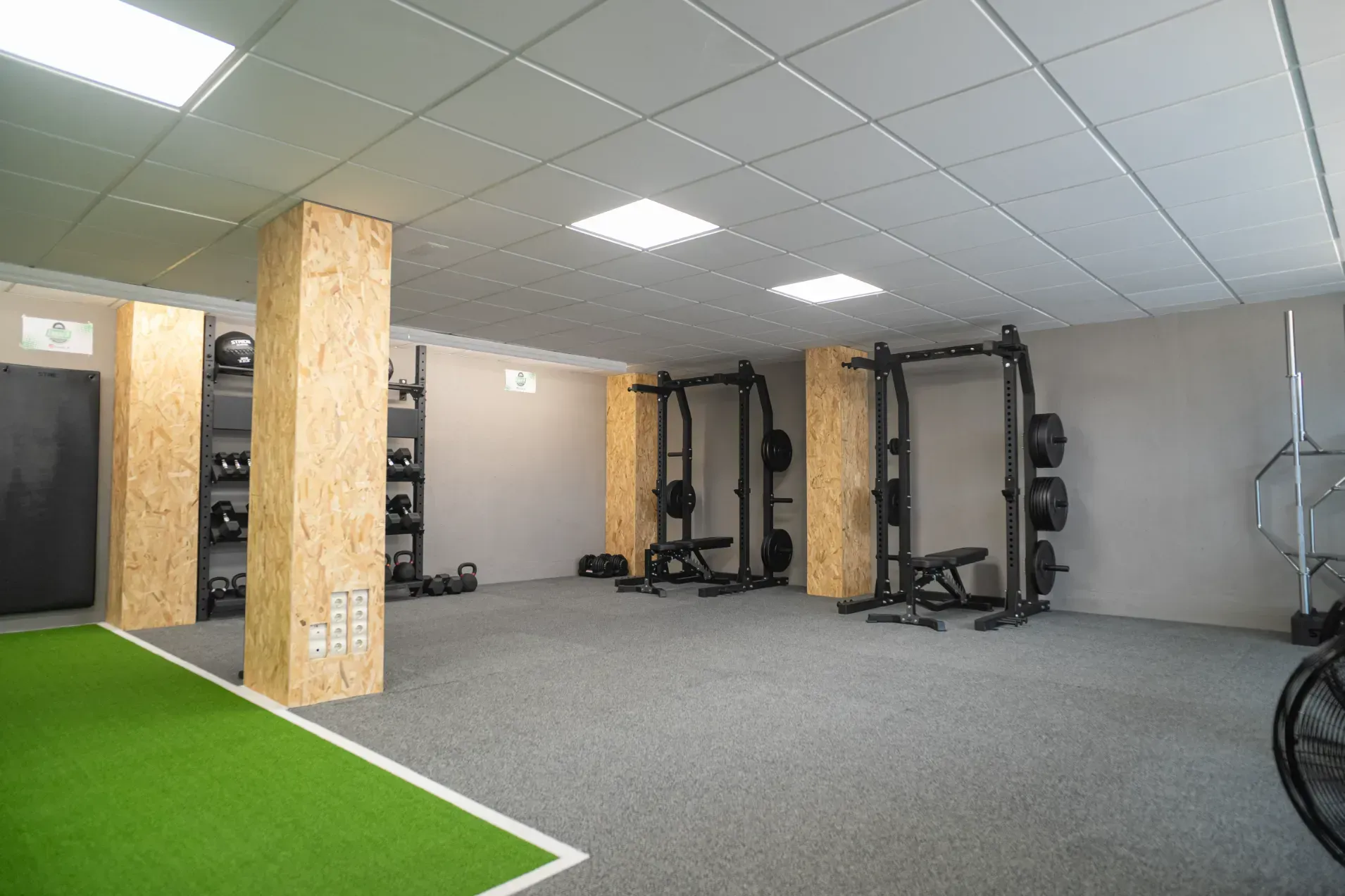 Un gran gimnasio vacío con una bicicleta estacionada en la esquina.