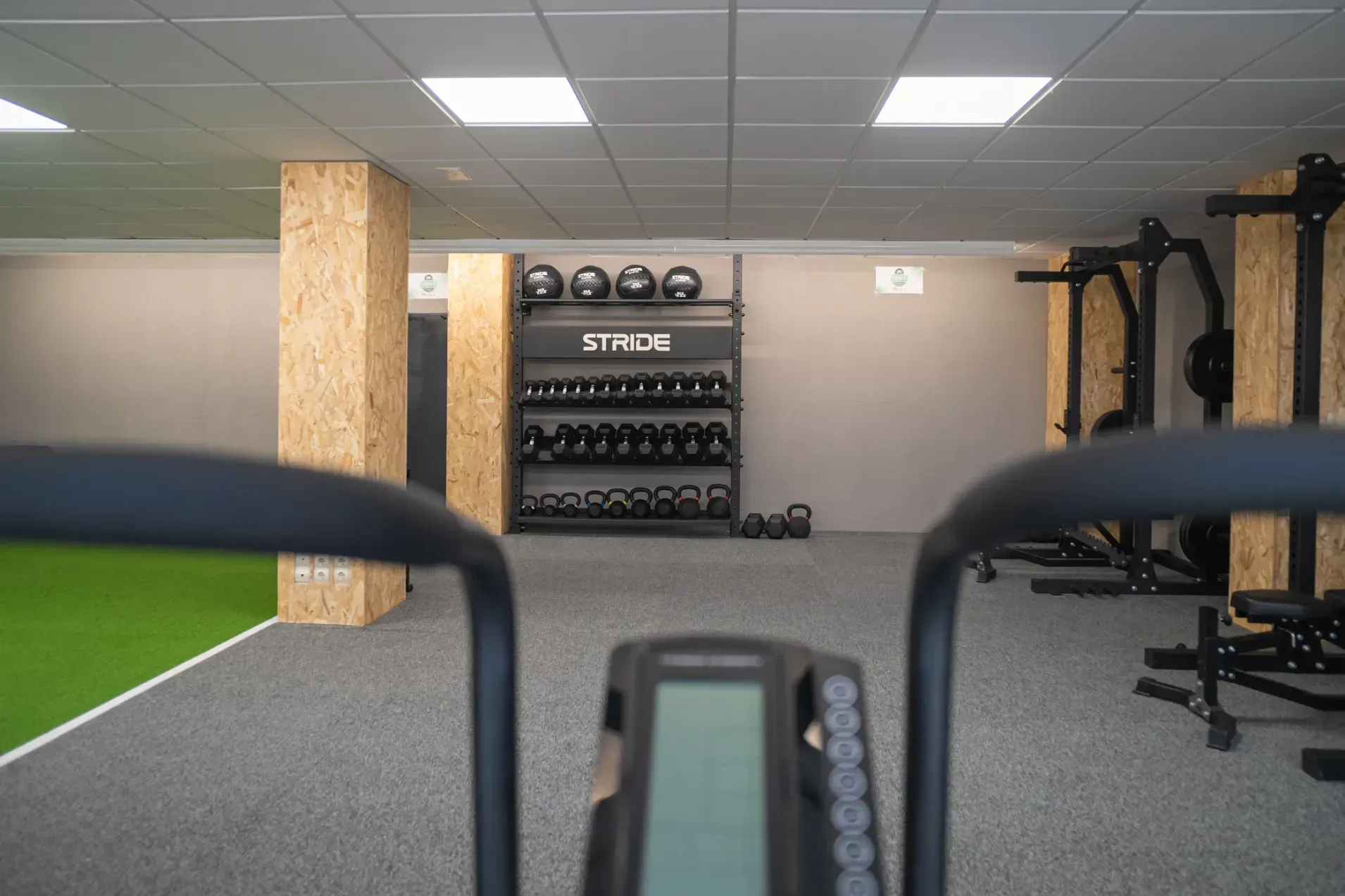 Una persona está montando una bicicleta estática en un gimnasio.