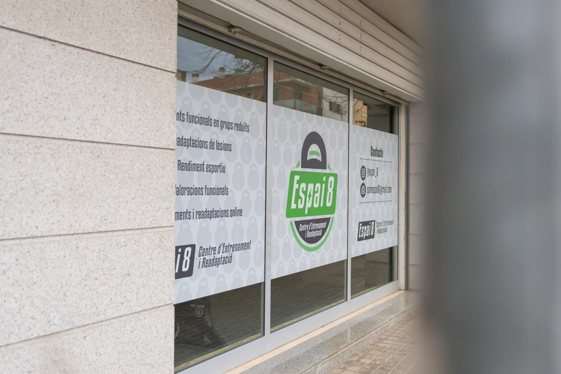 Un escaparate con un cartel que dice 'espacio'