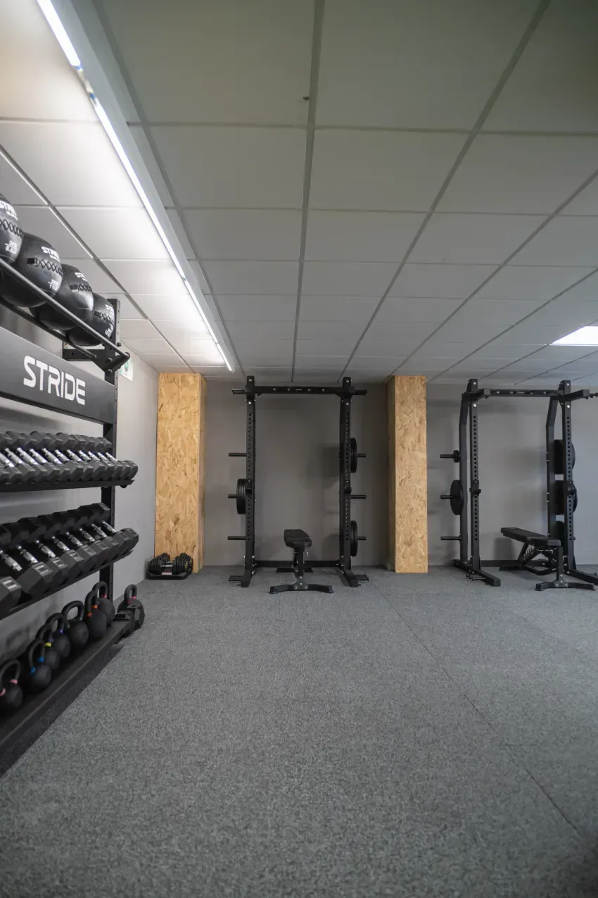 Una habitación grande con mucho equipo de ejercicio.